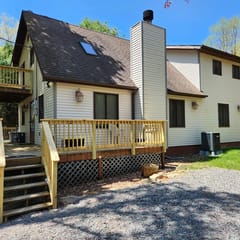 Tennyson Lodge: Fireplace, Game Room & Lake