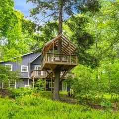 Pocono Tree House with Hot Tub, Privacy & Woods