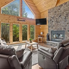 Charming Wood Cabin - Bunk Room & Loft Lounge