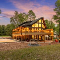 Pickleball Court, Hot Tub, Theatre, Secret Room!