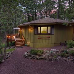 Cozy Cabin Retreat in Lake Naomi Woods