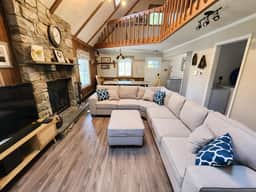 Tennyson Lodge: Fireplace, Game Room & Lake