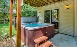 5BR Chalet - Hot Tub, Game Room & Lake Access