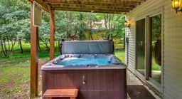 5BR Chalet - Hot Tub, Game Room & Lake Access