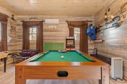 Carebear Cabin: Cowboy Game Room & Lake Access