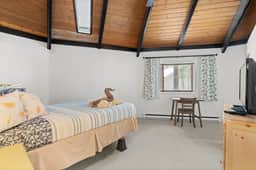 Cozy Cabin Retreat in Lake Naomi Woods - Image 4