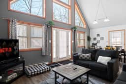 Arrowhead Chalet: Hot Tub, Game Room & Fire Pit