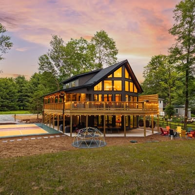 Pickleball Court, Hot Tub, Theatre, Secret Room!