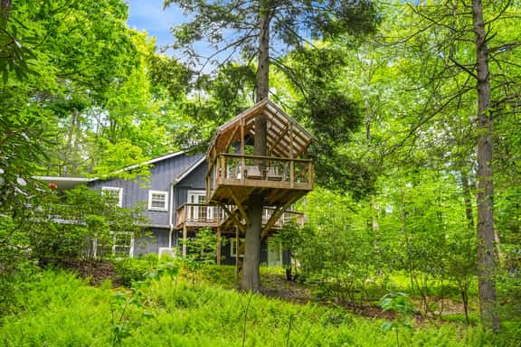 Pocono Tree House with Hot Tub, Privacy & Woods - Image 1