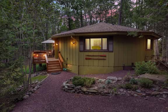 Cozy Cabin Retreat in Lake Naomi Woods - Image 1