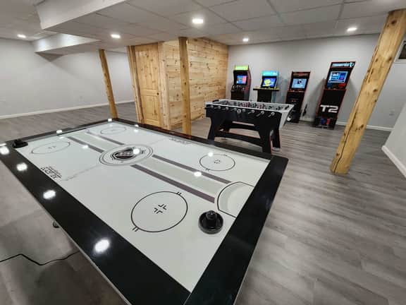 Pocono Log Cabin: Hot Tub & Full Game Room