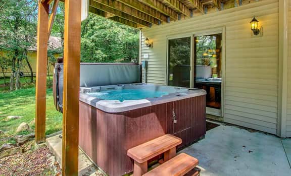 5BR Chalet - Hot Tub, Game Room & Lake Access