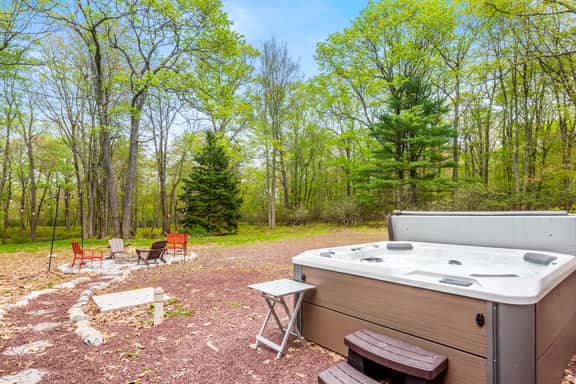 Luxury 4BR: Hot Tub, Pool Table & Movie Room