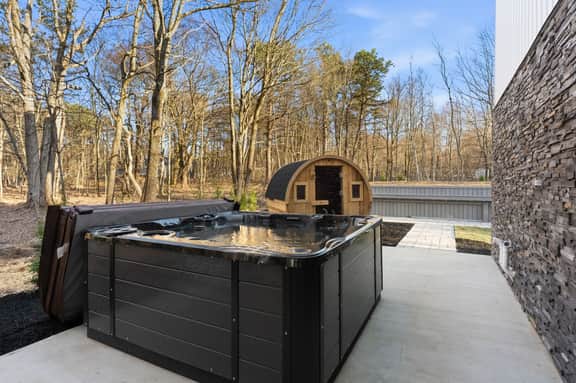 Pool, Hot Tub, Sauna, Game Room, Privacy and More!