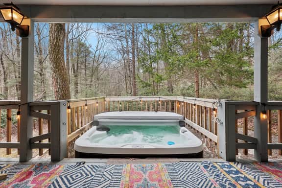 Pocono Tree House with Hot Tub, Privacy & Woods
