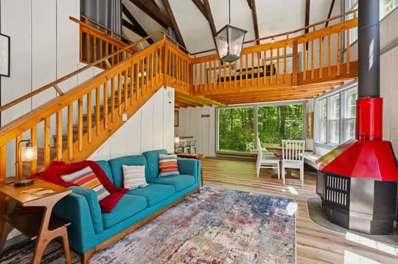 Pocono Tree House with Hot Tub, Privacy & Woods