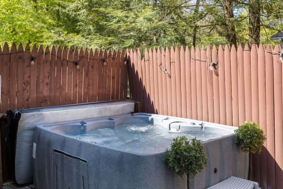 Mountain Oasis: Hot Tub, Arcade & Music Room