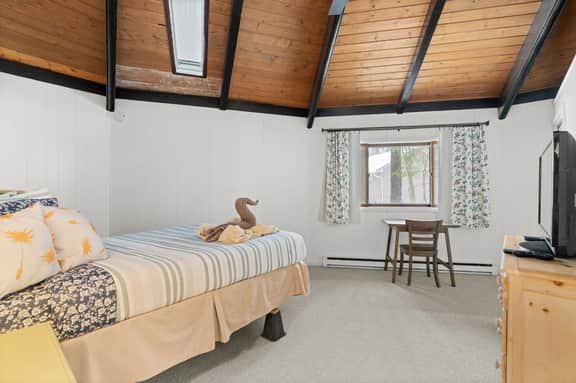 Cozy Cabin Retreat in Lake Naomi Woods - Image 4