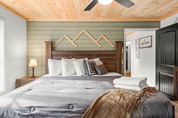 Cozy Cinema Cabin: Theater, Hot Tub & Game Room