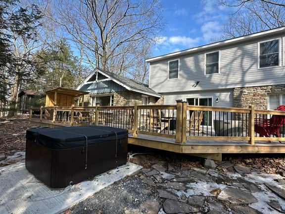 Good Addition: 8BR with Hot Tub, Game Room & Deck