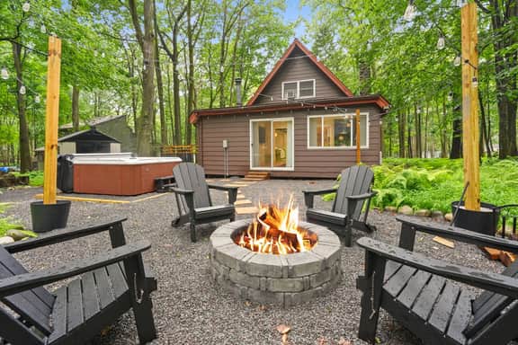 A-Frame Retreat - Hot Tub, Fire Pit & Fireplace