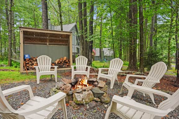 Misty Mountain Chalet: Arcade, Fire Pit & More