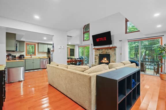 Misty Mountain Chalet: Arcade, Fire Pit & More