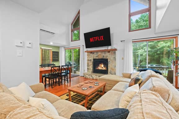 Misty Mountain Chalet - Arcade, Fire Pit & More - Image 3
