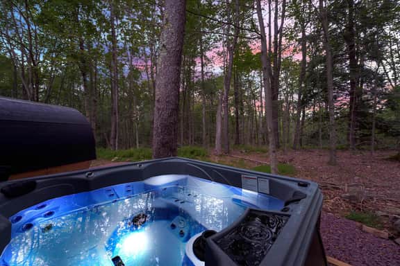Cozy Cabin Retreat in Lake Naomi Woods - Image 2