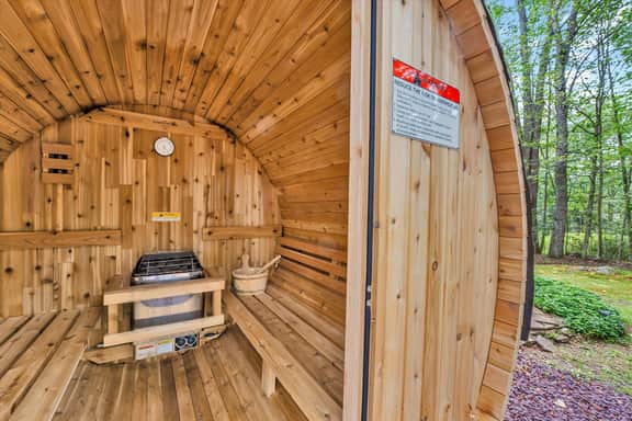 Cozy Cabin Retreat in Lake Naomi Woods - Image 3