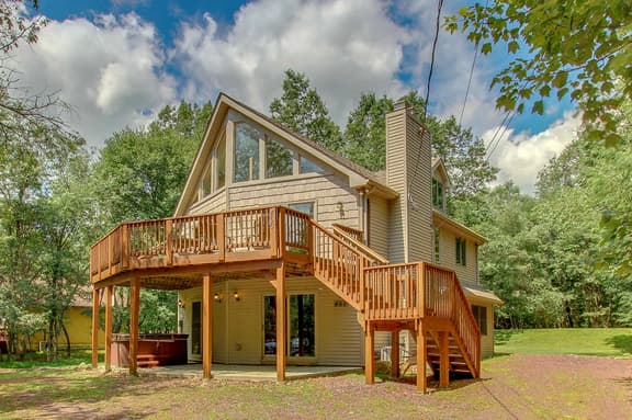 5BR Chalet - Hot Tub, Game Room & Lake Access