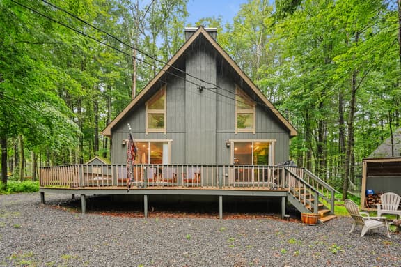 Misty Mountain Chalet: Arcade, Fire Pit & More