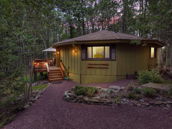 Cozy Cabin Retreat in Lake Naomi Woods - Image 1